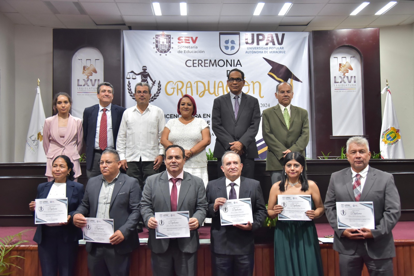 Acompaña Presidenta del Congreso a estudiantes egresados de la UPAV